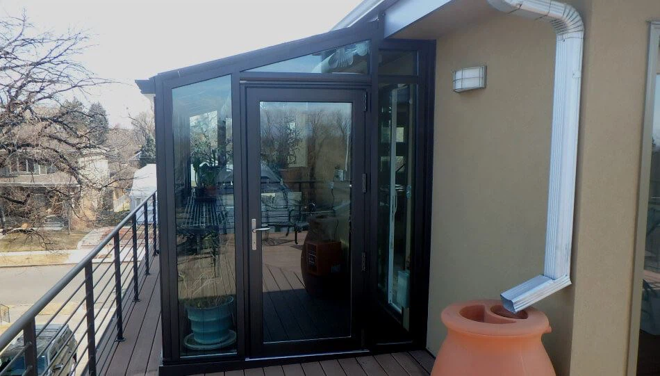 BERITA: KACA BERTEBAT